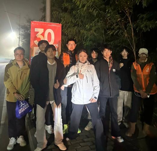 重庆数字产业职业技术学院1078名学生参与马拉松志愿服务工作